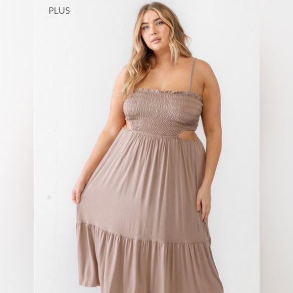 Dresses & Skirts - Elegant Tan Maxi Dress